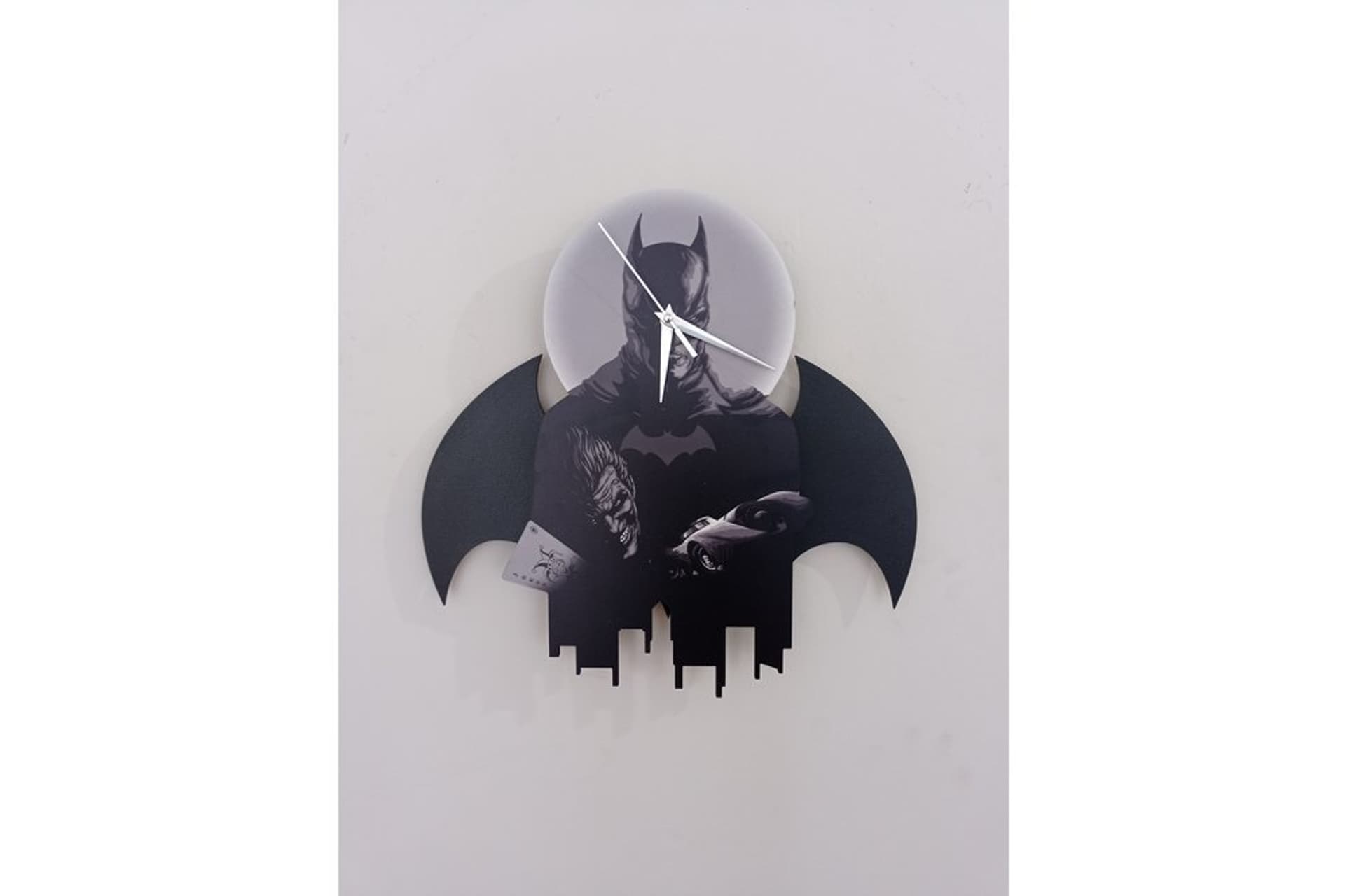 BATMAN SALLANIR SARKAÇLI DEKORATİF DUVAR SAATİ