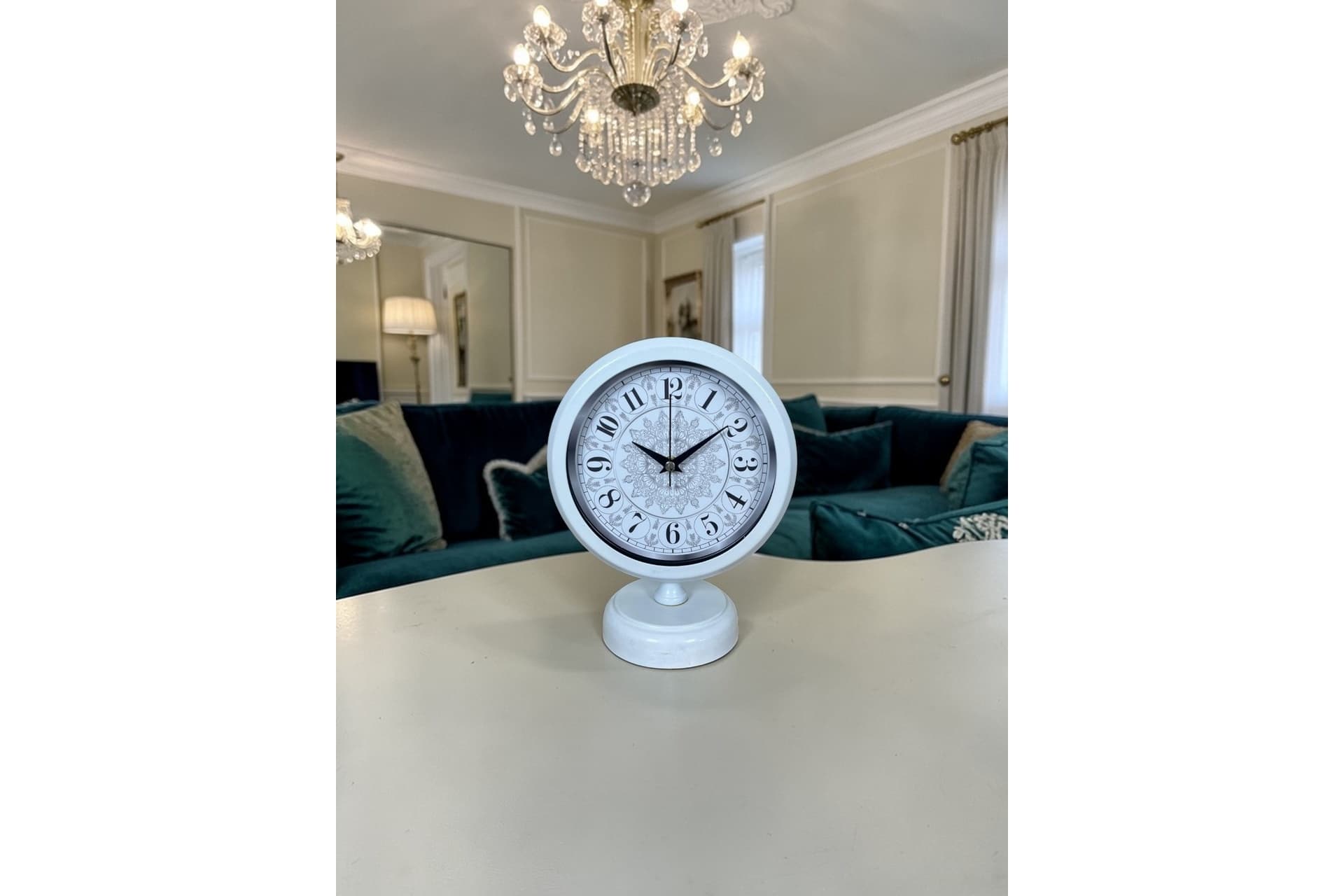 BEYAZ MOTİFLİ METAL MASA SAATİ 25X20 CM